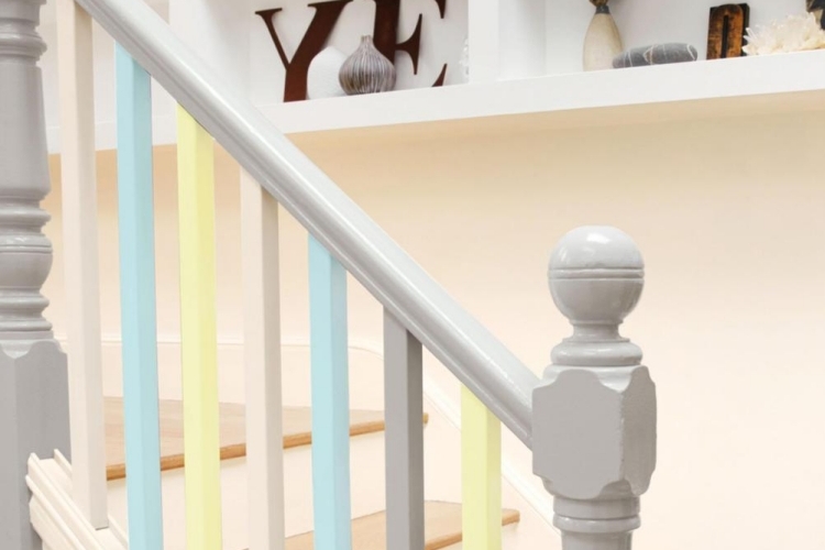 rambarde escalier bois-colorée-blanc-jaune-pastel-bleu-clair-beige-sable
