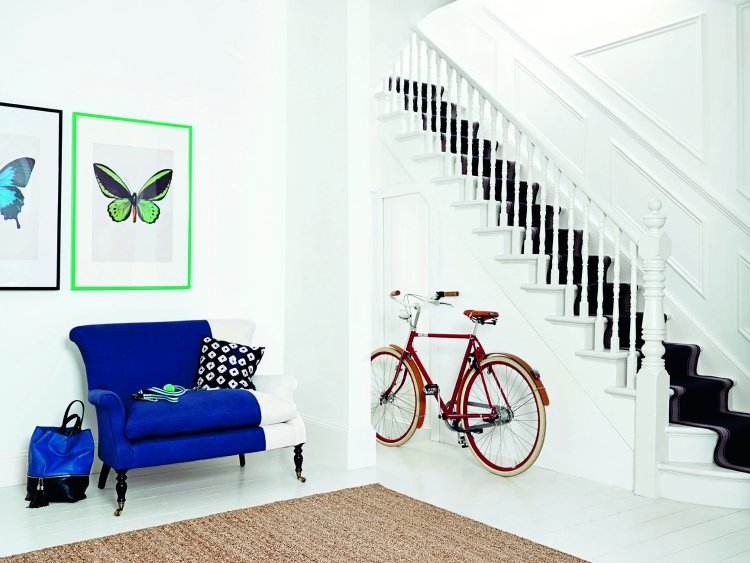 rambarde-escalier-bois-colorée-blanc-murs-sol-blancs-fauteuil-design-blanc-bleu