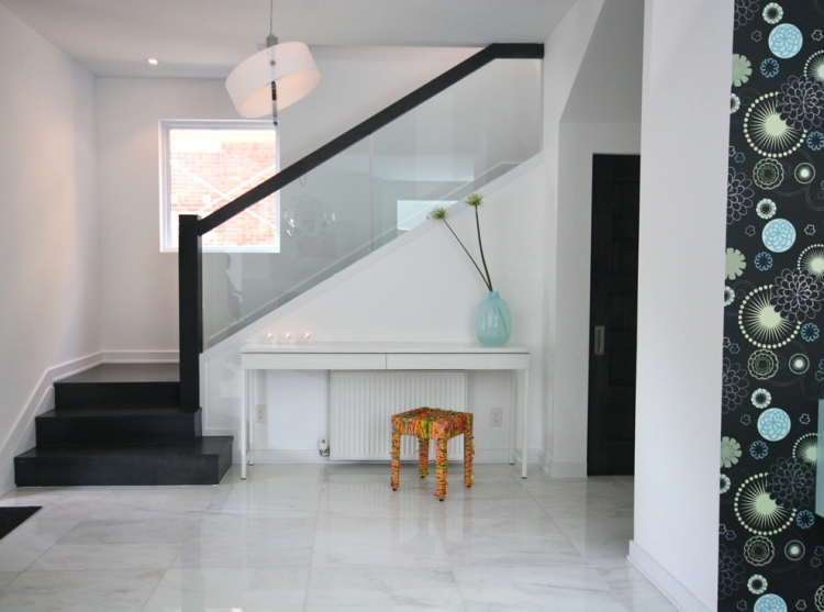 rambarde-escalier-bois-colorée-noir-marches-assirties-aspect-industriel