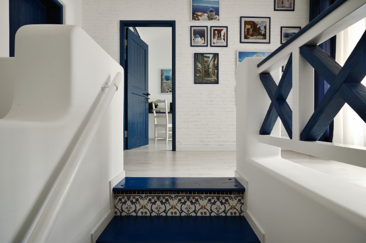 rambarde-escalier-bois-design-colorée-bleu-marine-blanc-pur