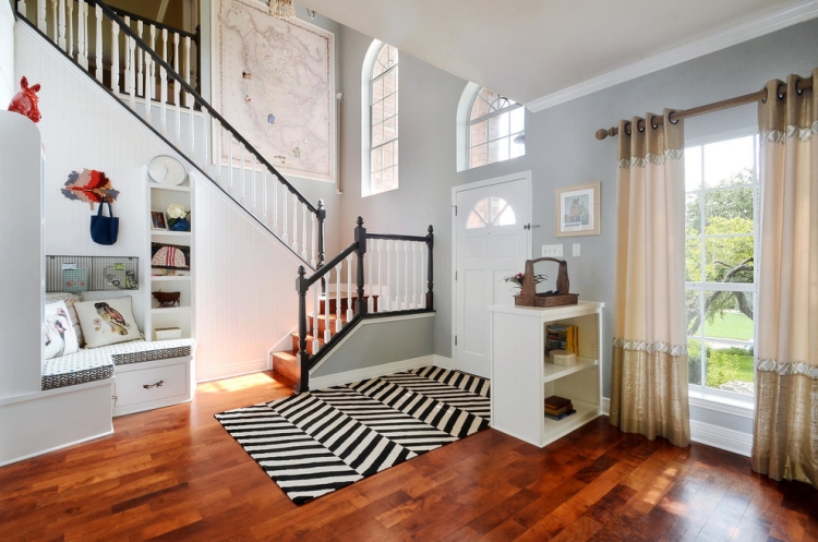 rambarde-escalier-bois-massif-colorée-noir-blanc-tapis-chevrons-assorti