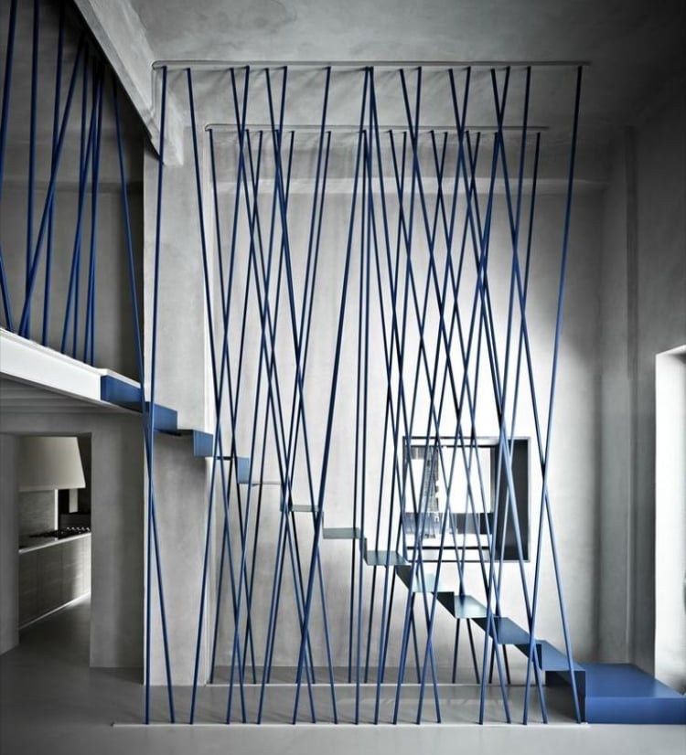 rambarde-escalier-design-métallique-colorée-bleu-décor-blanc