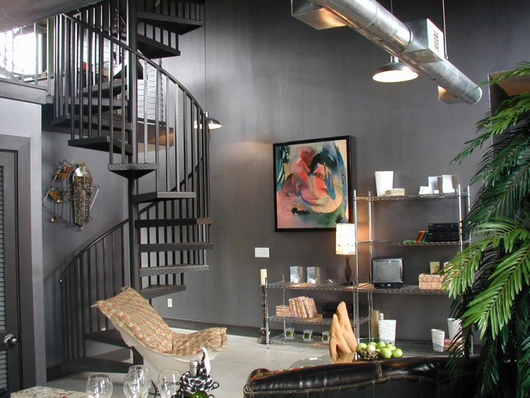 rambarde-escalier-design-métallique-colorée-noir-murs-gris-canapé-cuir-noir