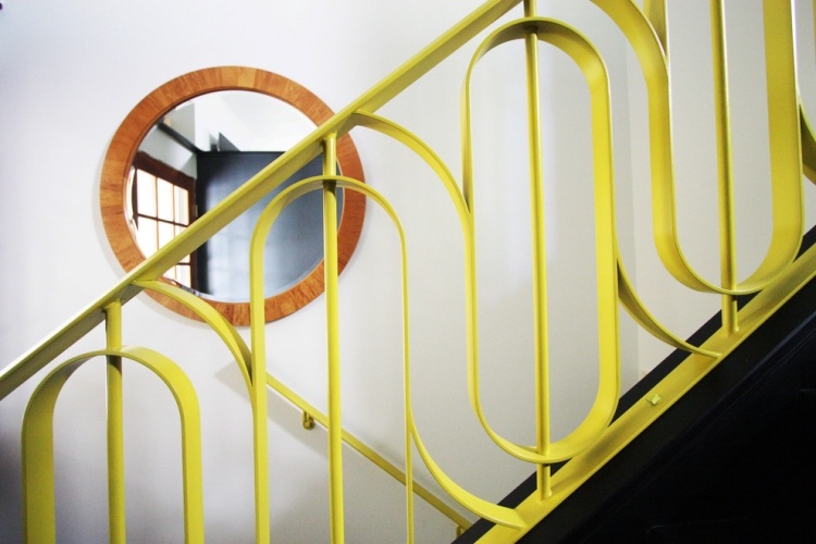 Rambarde escalier colorée comme accent de décoration Escalier décor Metallique