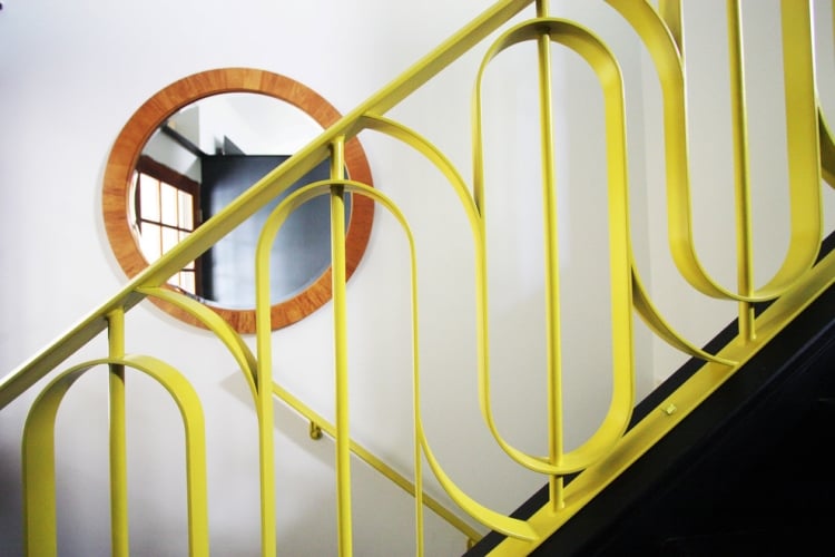 rambarde-escalier-métalique-repeinte-jaune-citron