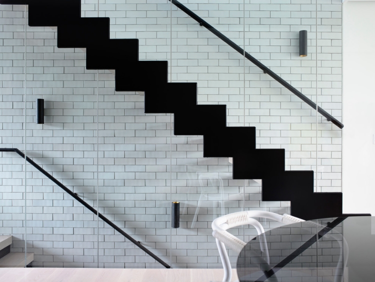rambarde-escalier-métallique-colorée-noior-marches-assortie-mur-blanc-fausses-briques
