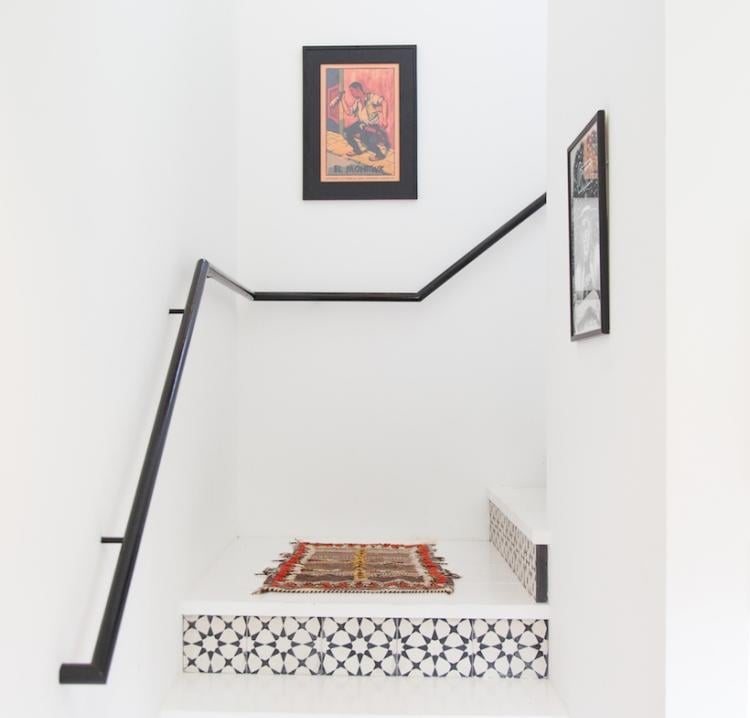 rambarde-escalier-métallique-colorée-noir-marches-blanches-contre-marches-assorties-motifs-noirs