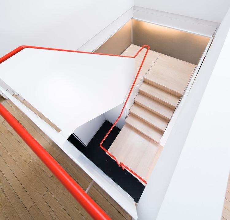 rambarde-escalier-métallique-colorée-orange-corail-décor-blanc