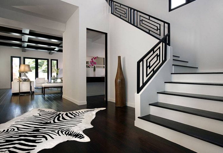 rambarde-escalier-métallique-motifs-colorée-noir-parquet-marron-cachou