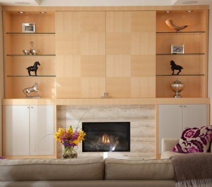 rangement-salon-moderne-système-mural-bois-clair-cheminée-intégrée-marbre