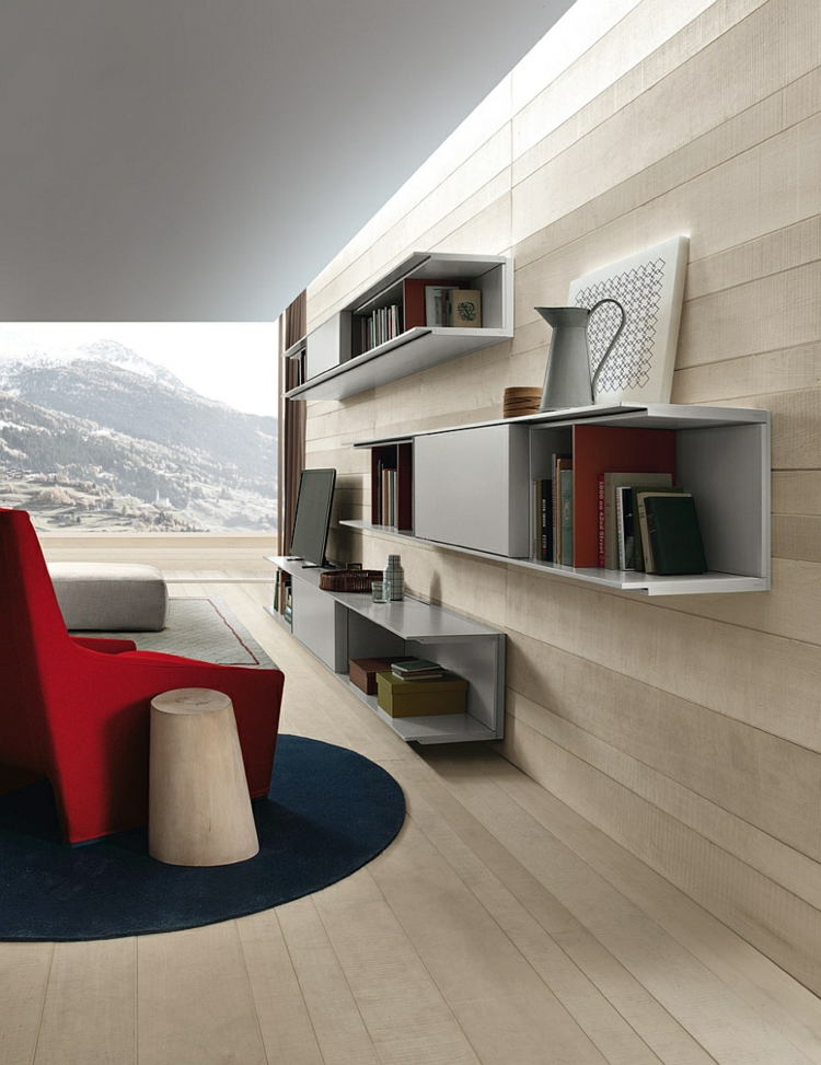 rangement-salon-moderne-étagères-meuble-télé-gris-tapis-bleu-chaise-rouge