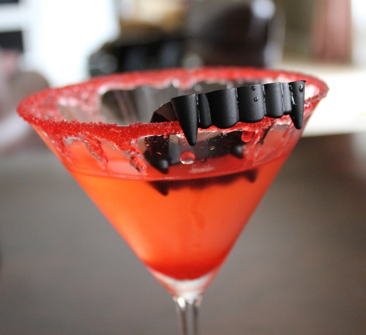 recettes-Halloween-cocktail-orange-verre-martini-dent-vampire-noires