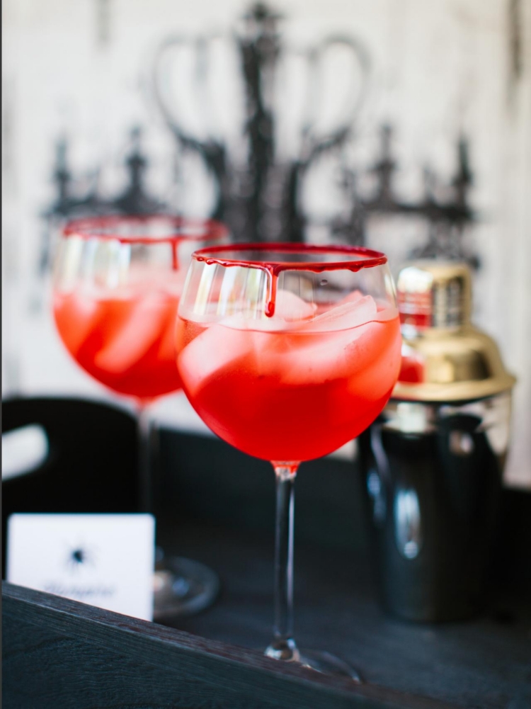 recettes Halloween cocktail rouge-verres-vin-bords-sirop-fraises
