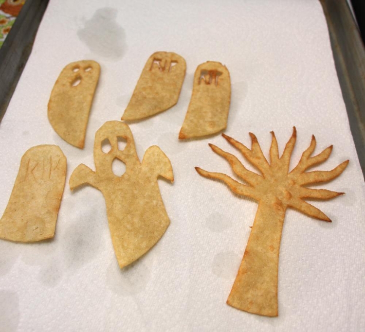 recettes-Halloween-faciles-chips-formes-fantôme-pierres-tombales