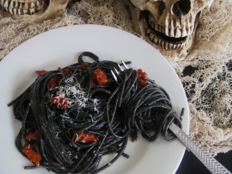 recettes-Halloween-plat-principal-spaghetti-noirs-parmesan