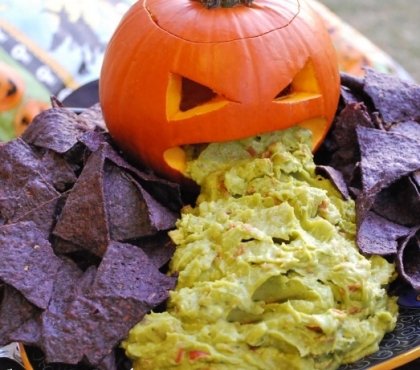 recettes Halloween sans cuisson guacamole chips-mais-bleu-violet