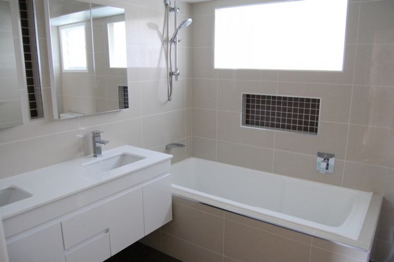 revêtement mural salle de bain baignoire carrelage gris perle rectangulaire