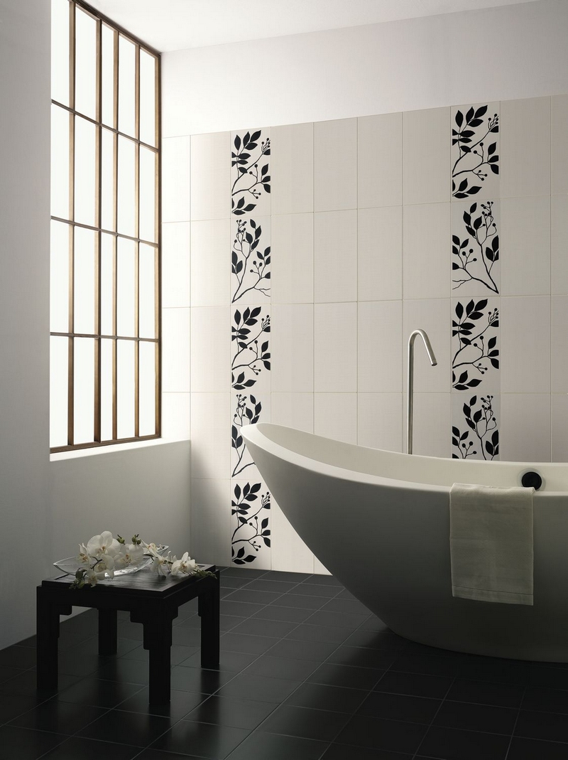 revêtement-mural-salle-bain-carrelage-blanc-pose-verticale-déco-florale