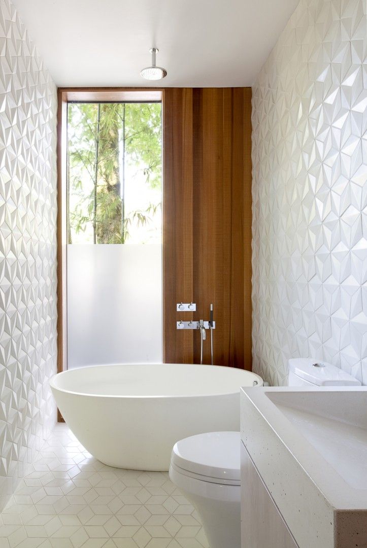 revêtement-mural-salle-bain-carrelage-effet-3D-baignoire-ilot-ovale-design
