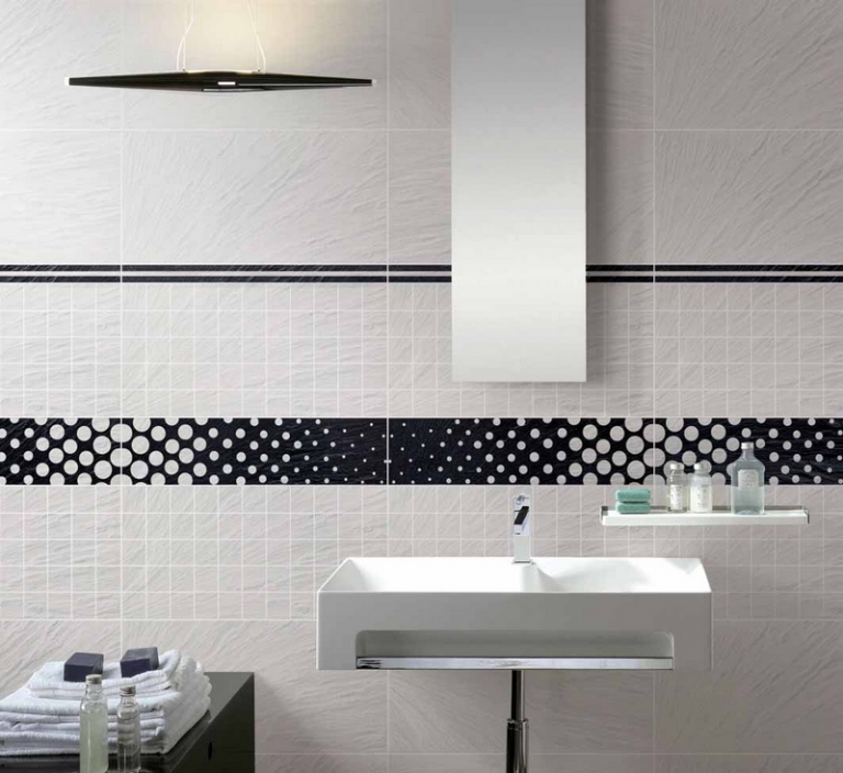 revêtement-mural-salle-bain-carrelage-grand-format-blanc-cassé-frise-pois