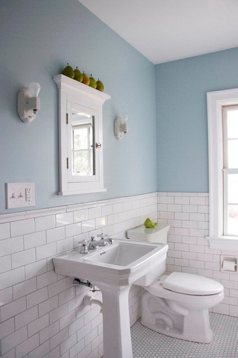 revêtement-mural-salle-bain-carrelage-mi-hauteur-blanc-peinture-bleu-pastel