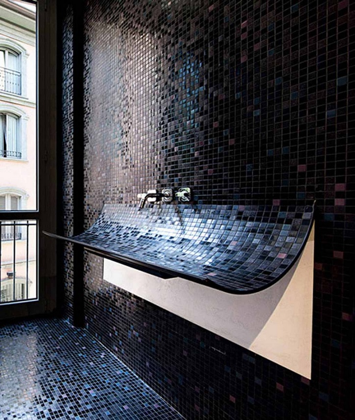 revêtement-mural-salle-bain-carrelage-mosaique-noire-lavabo-design