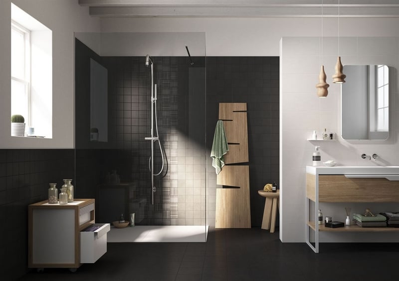revêtement-mural-salle-bain-carrelage-noir-blanc-porte-serviette-bois-design
