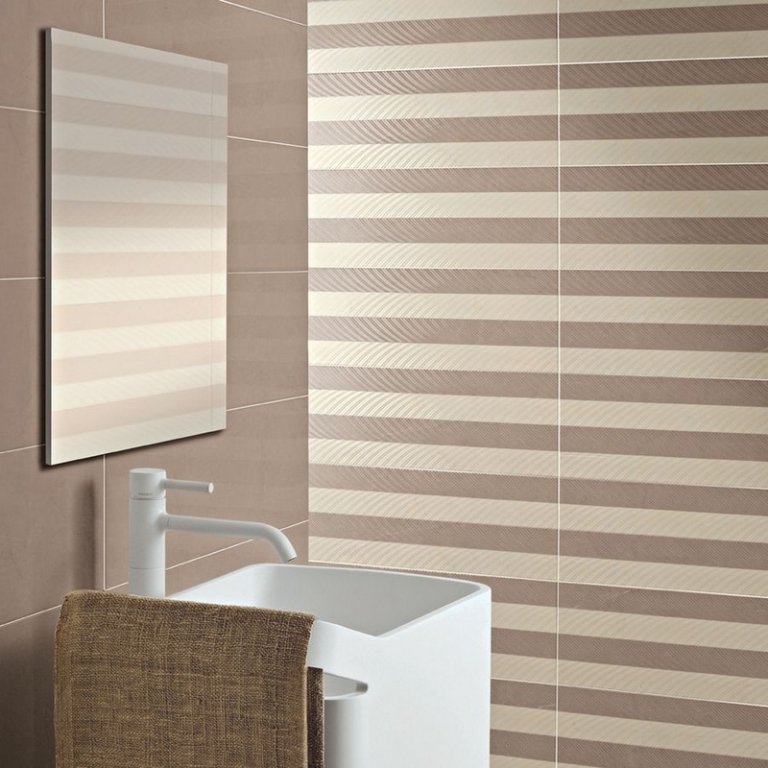 revêtement-mural-salle-bain-carrelage-taupe-beige-rayé-relief