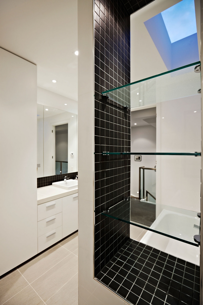 revêtement-mural-salle-bain-noir-blanc-étagères-rangement-verre