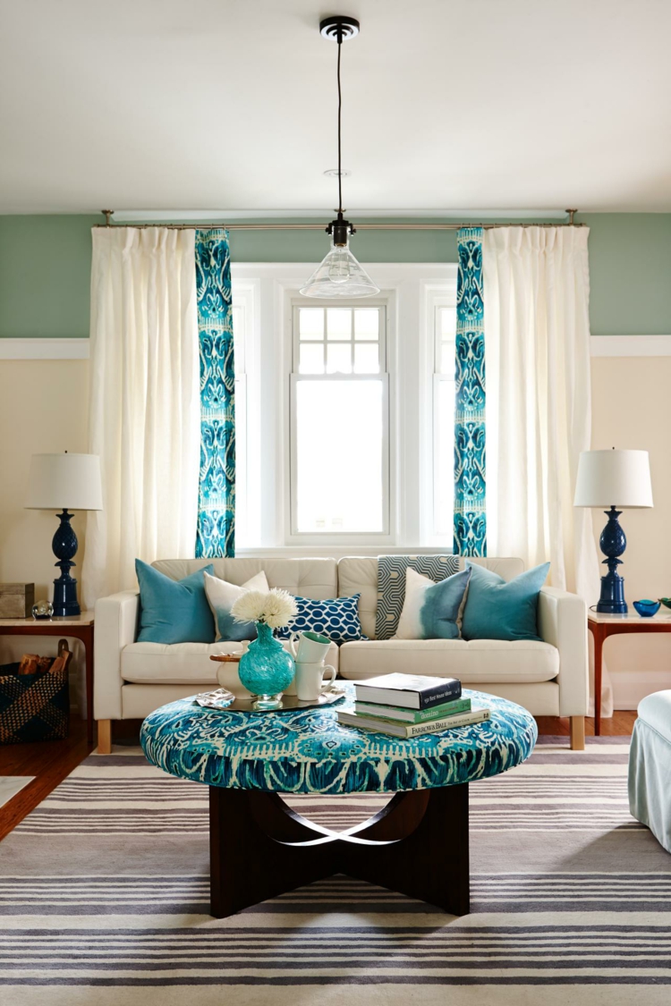 rideau-turquoise-motifs-blanc-double-coussins-table-basse-assortis