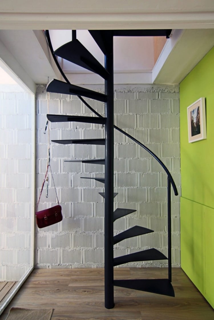 rénovation-escalier-colimaçon-métallique-mur-blocs-béton-mur-accent-vert