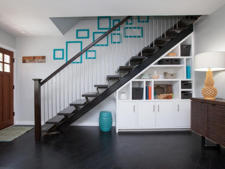 rénovation-escalier-droit-décoration-cadres-vides-turquoise