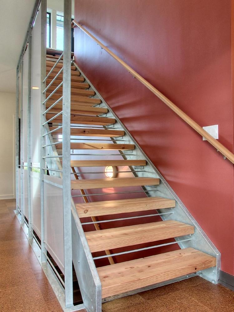 rénovation-escalier-droit-sans-contremarches-décoration-peinture-marsala