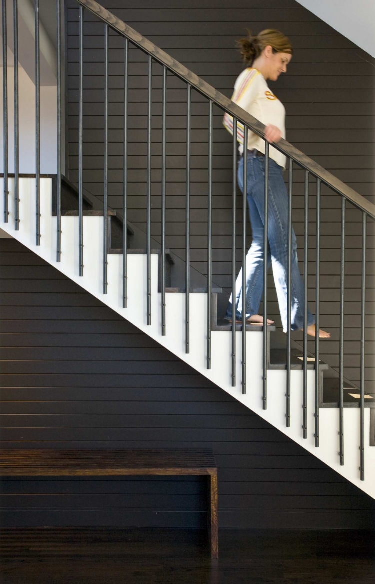 rénovation escalier déco cage bardage peint noir-garde-corps-métal-bois