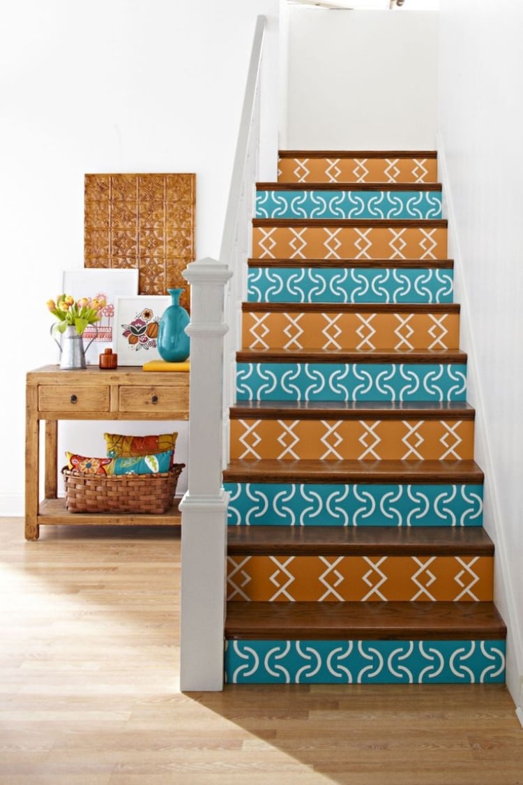 rénovation-escalier-déco-contremarches-motifs-exotiques-orange-turquoise