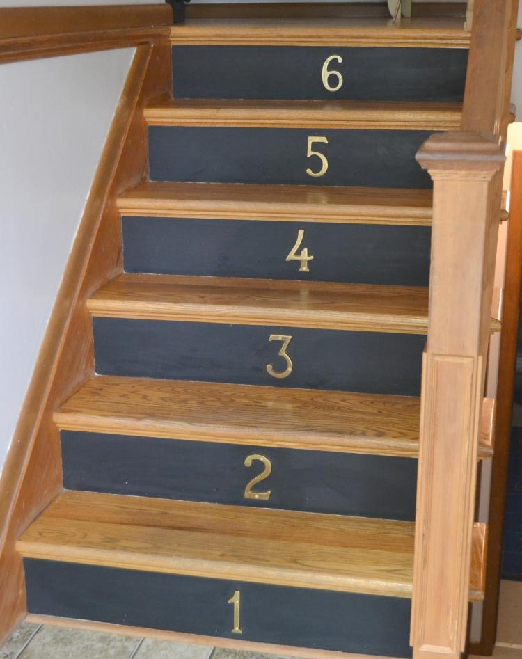 rénovation-escalier-déco-contremarches-peinture-tableau-noir-chiffres-dorés