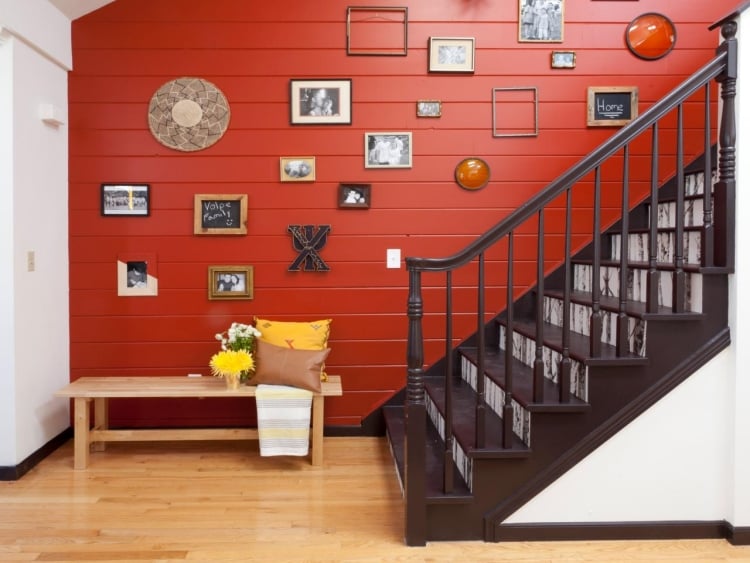 rénovation-escalier-déco-murale-lambris-peint-rouge-cadres-photos