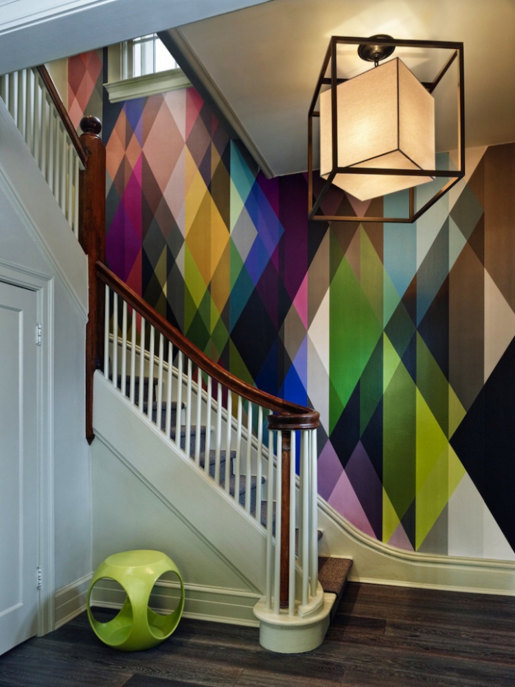 rénovation-escalier-déco-peinture-artistique-motifs-géométriques-lampe-assortie
