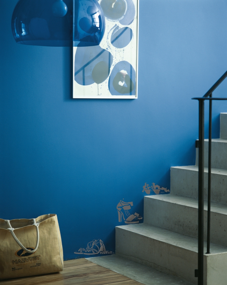 rénovation-escalier-déco-peinture-bleue-marches-béton-tableau-lampe