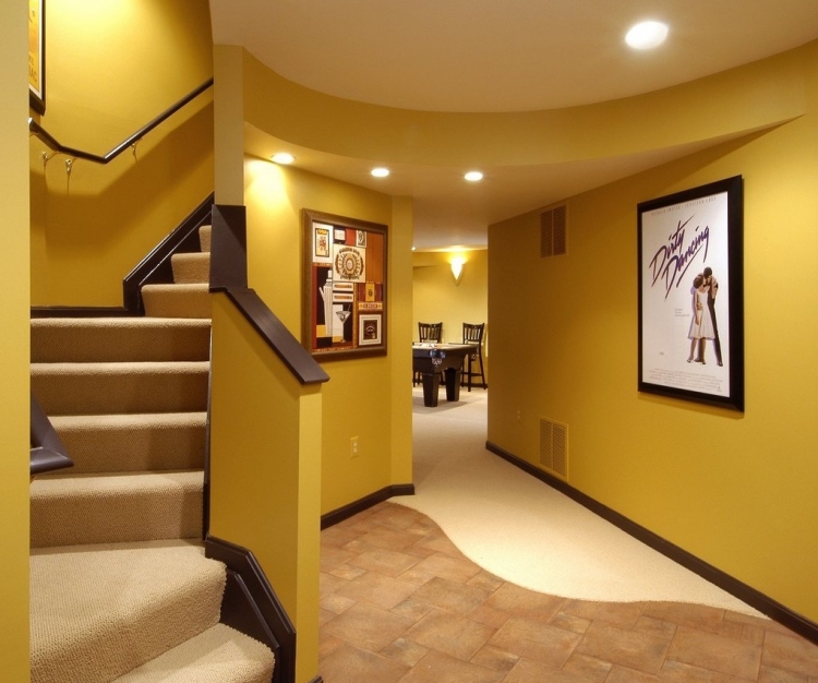 rénovation-escalier-déco-peinture-moutarde-tapis-beige-main-courante-wengé