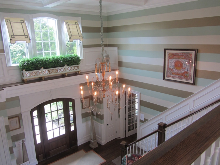 rénovation-escalier-décoration-boiserie-blanche-mi-hauteur-rayure-horizontale