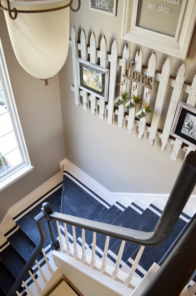 rénovation-escalier-décoration-chic-clôture-bois-cadres-plantes-aériennes