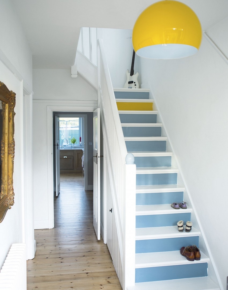 rénovation-escalier-décoration-contremarches-bleues-accent-jaune-suspension