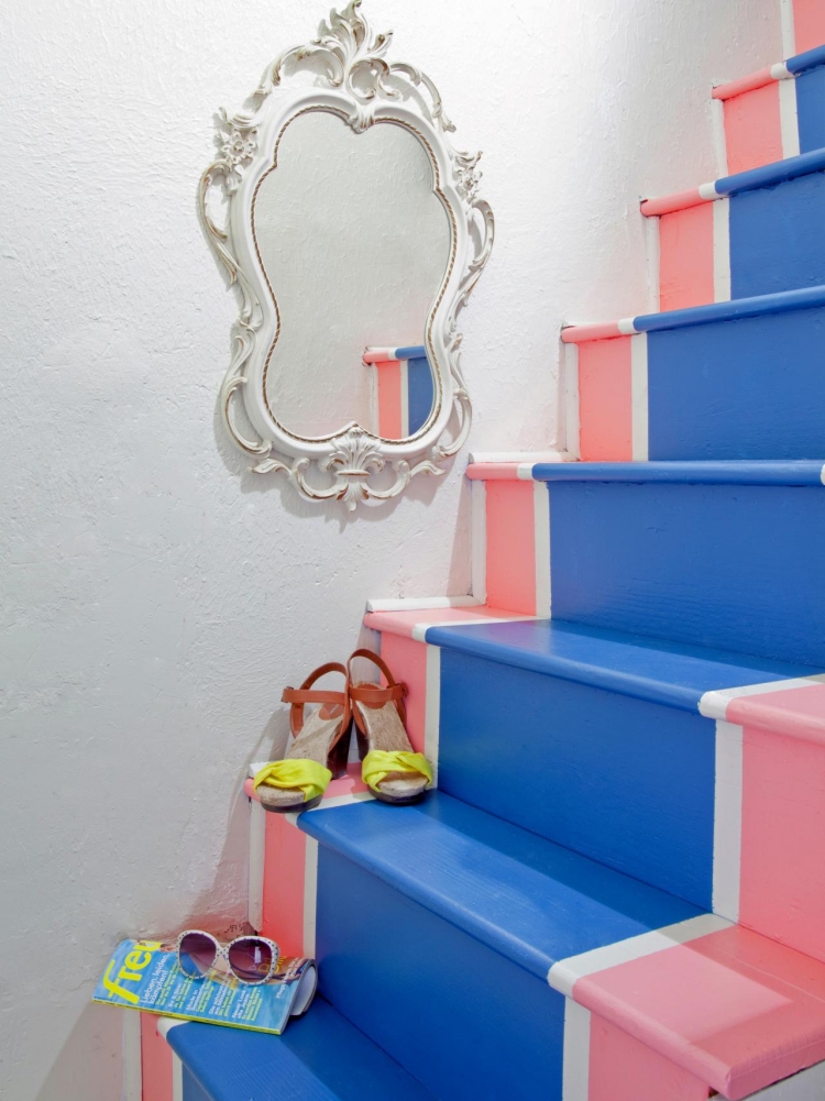 rénovation-escalier-décoration-marches-peinture-bleue-rose-accents-blancs