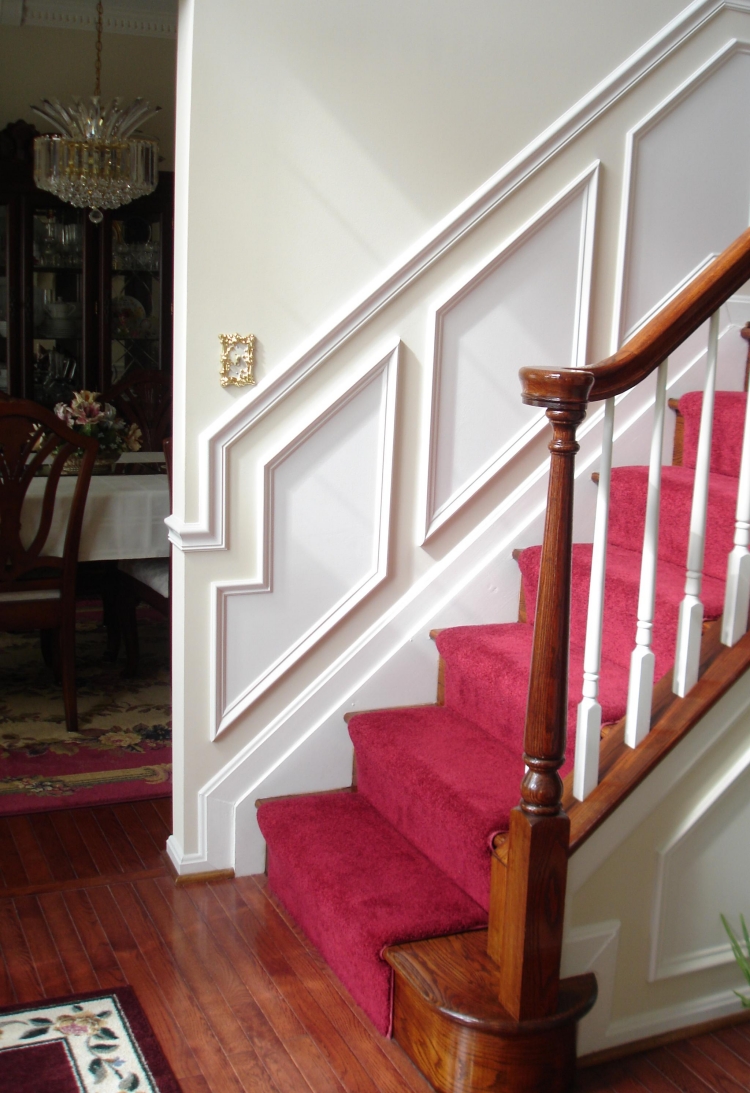 rénovation-escalier-décoration-moulure-murale-blanche-tapis-framboise