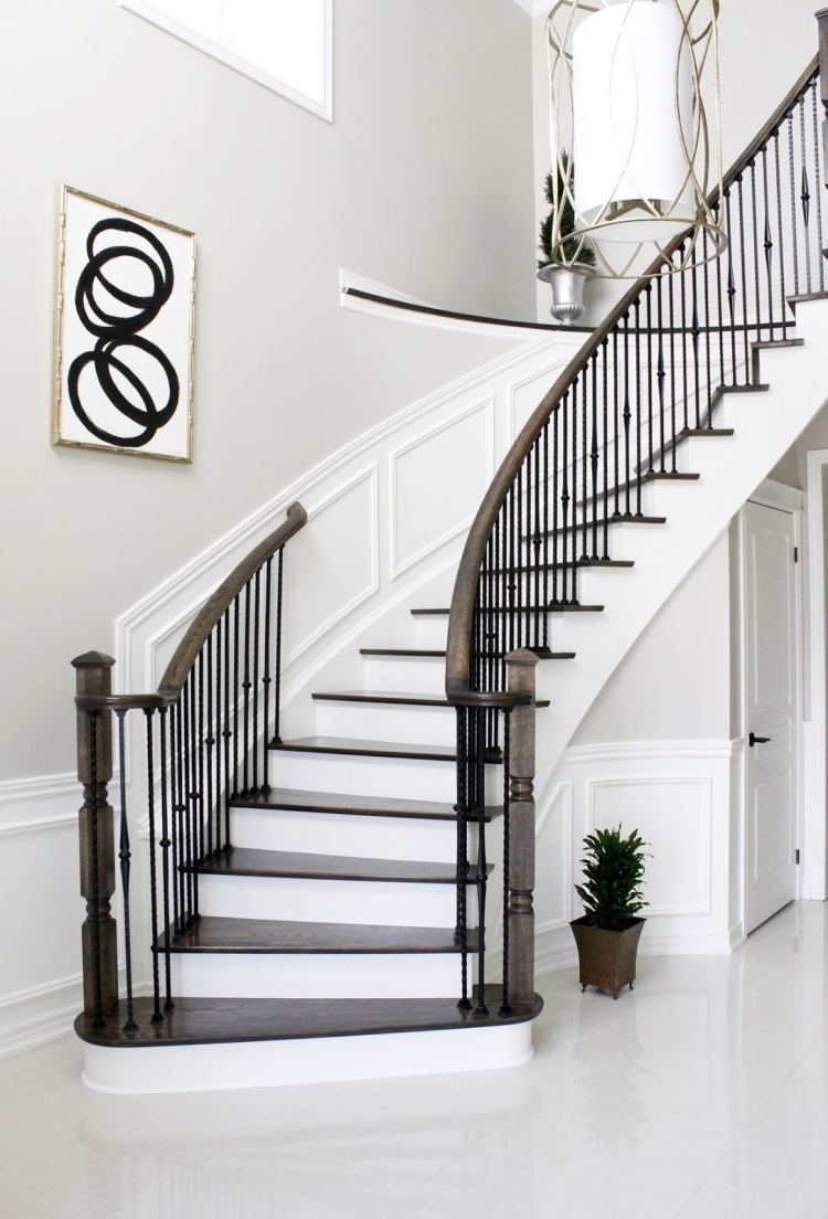rénovation-escalier-décoration-moulure-murale-mi-hauteur-painture-gris-perle