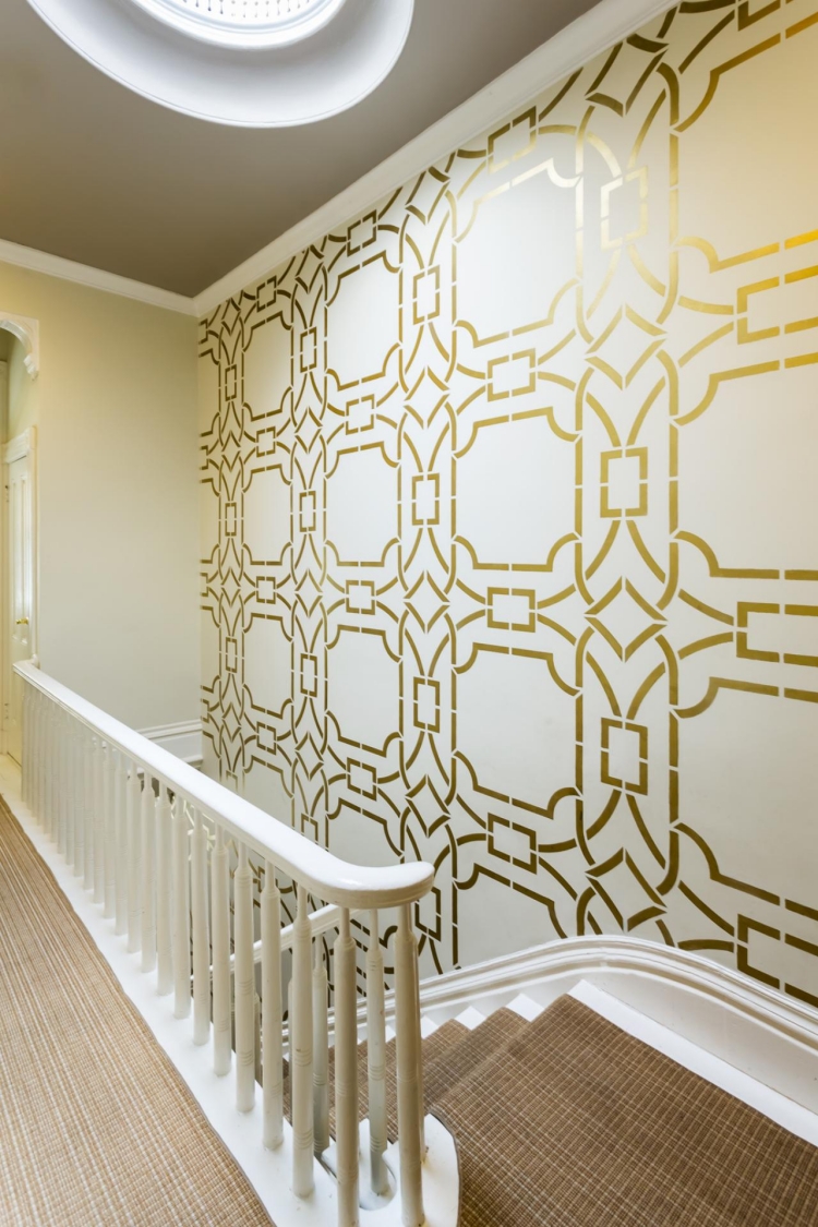 rénovation-escalier-décoration-murale-motifs-exotiques-dorés-tapis-sisal