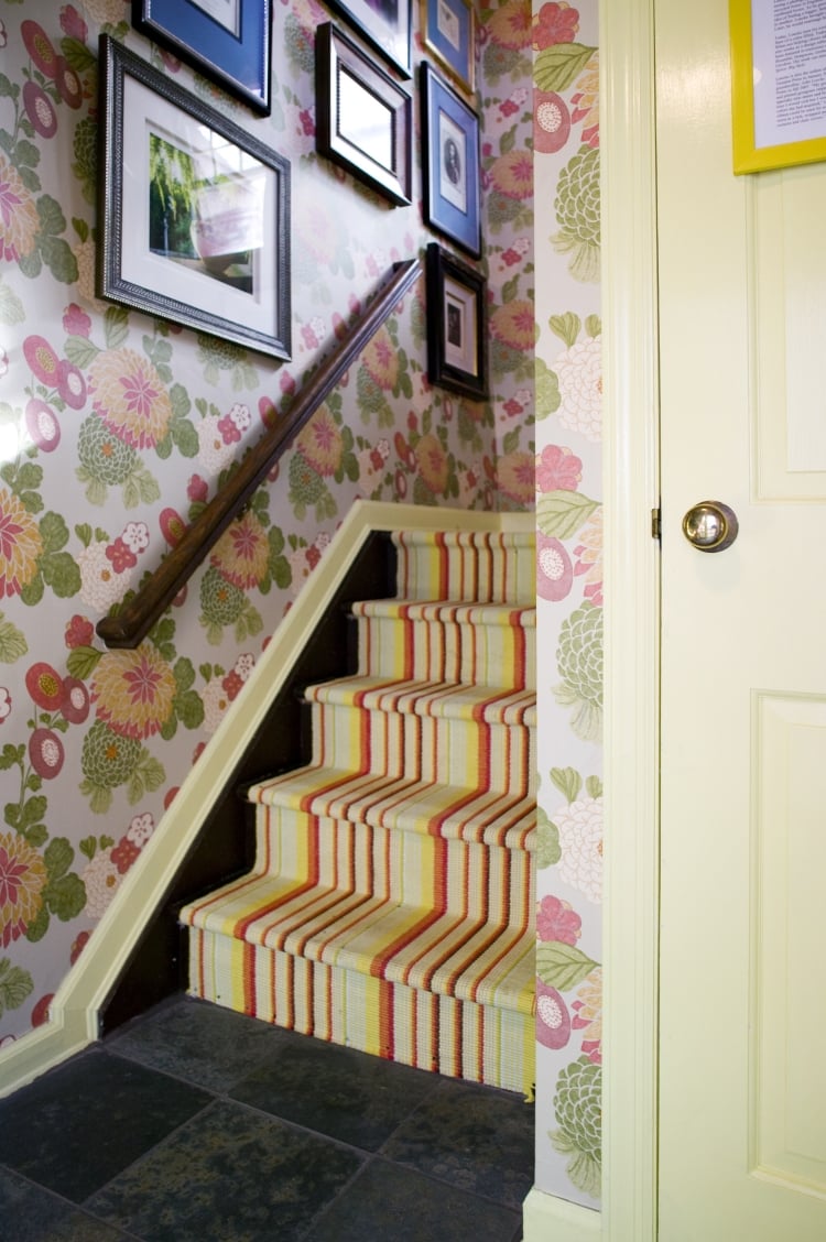 rénovation-escalier-décoration-papier-peint-fleuri-cadres-photos-tapis-rayé