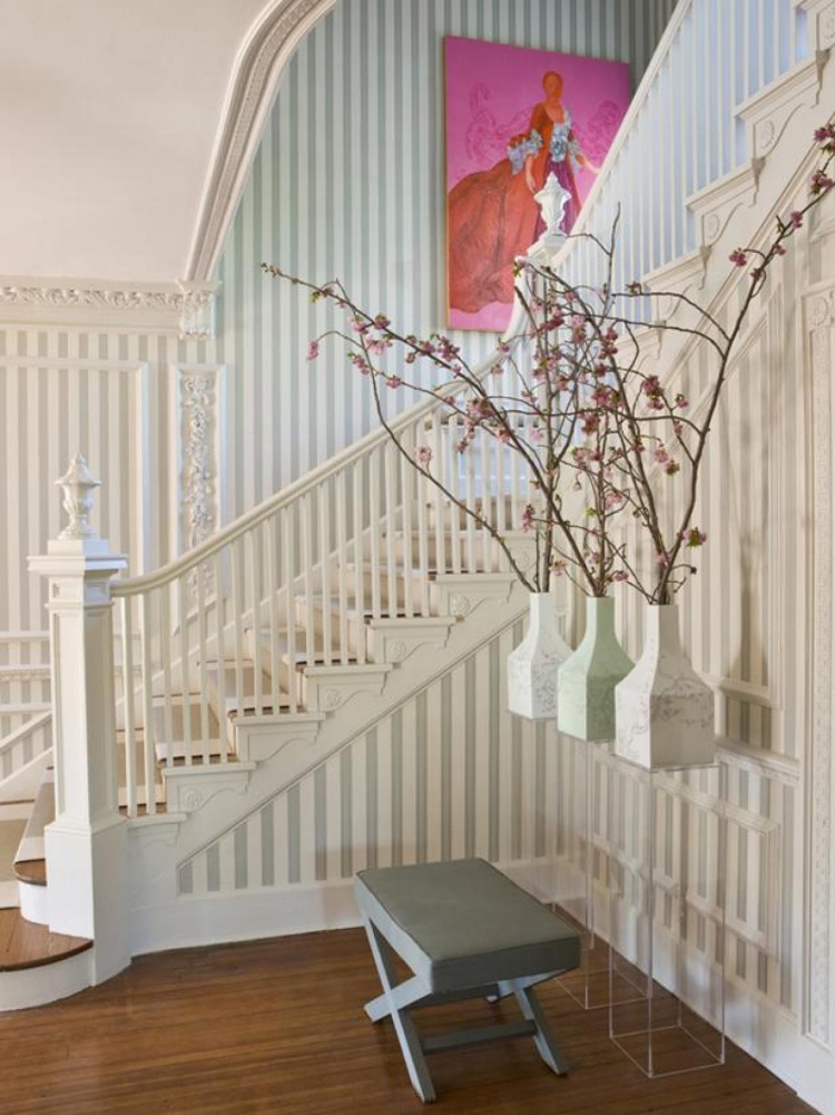 rénovation-escalier-décoration-papier-peint-rayure-verticale-tons-clairs