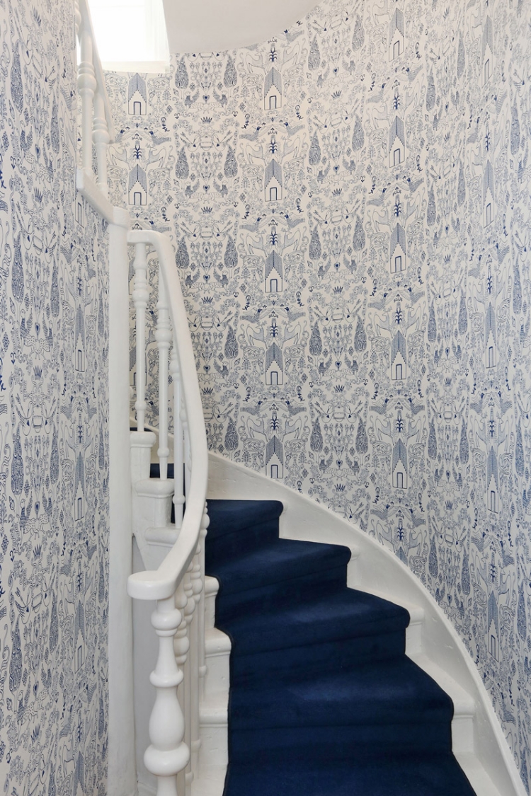 rénovation-escalier-décoration-papier-peint-vintage-tapis-bleu-marine